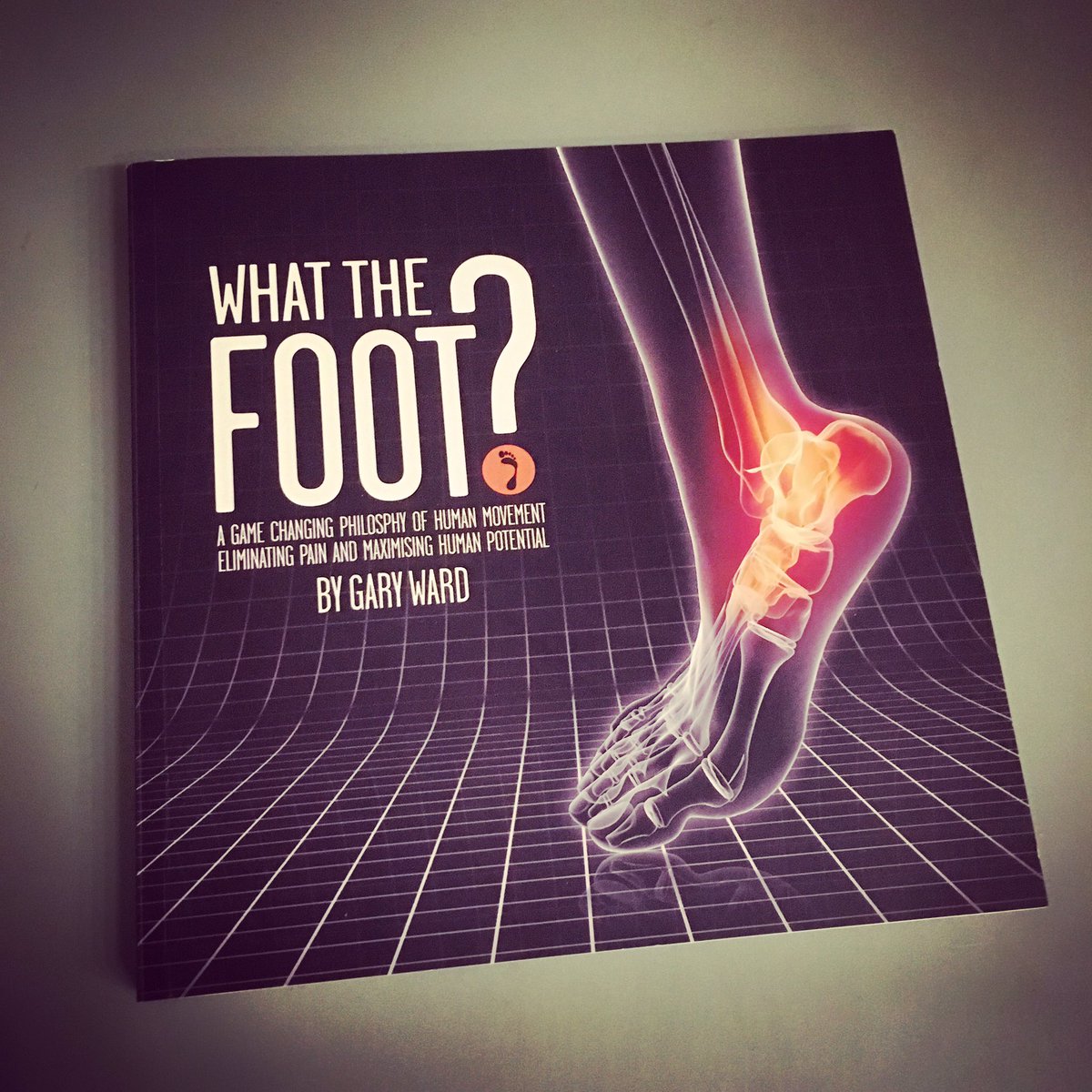 Speaking of #feet, which are everything for #dance, #martialarts and well, human #movement in general, check out this week’s #book recommendation: ‘What the #foot’ by @garyward_aim 

A must-read if you have feet! 🤓 

joyofmovement.de/2019/01/19/wha… 👣

#aim #whatthefoot #garyward