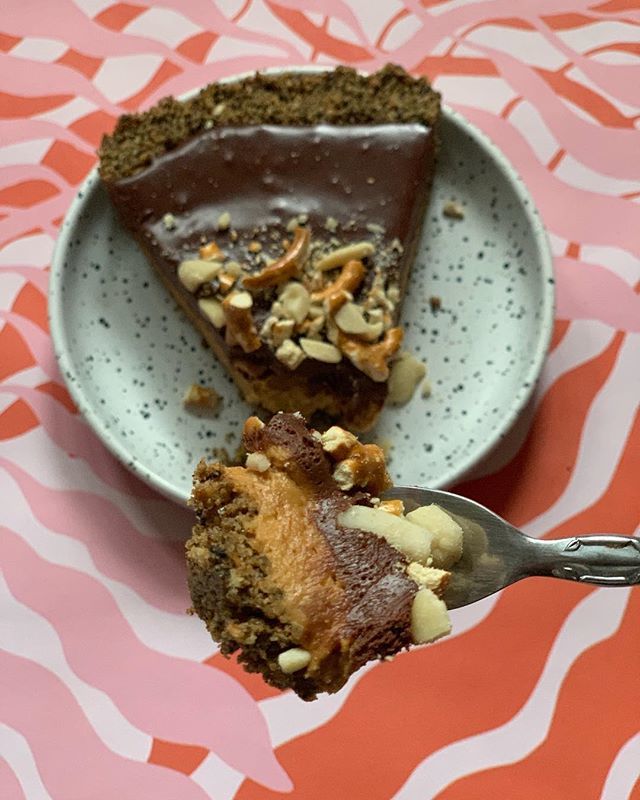 The good thing about pie bases, vegan or otherwise, is that you can just add what you fancy and make something good. This is a mixture of oat biscuits (#accidentallyvegan), a few Oreos for colour and a handful of pretzels for a bit of saltiness. Mixed wi… bit.ly/2sB5nu7