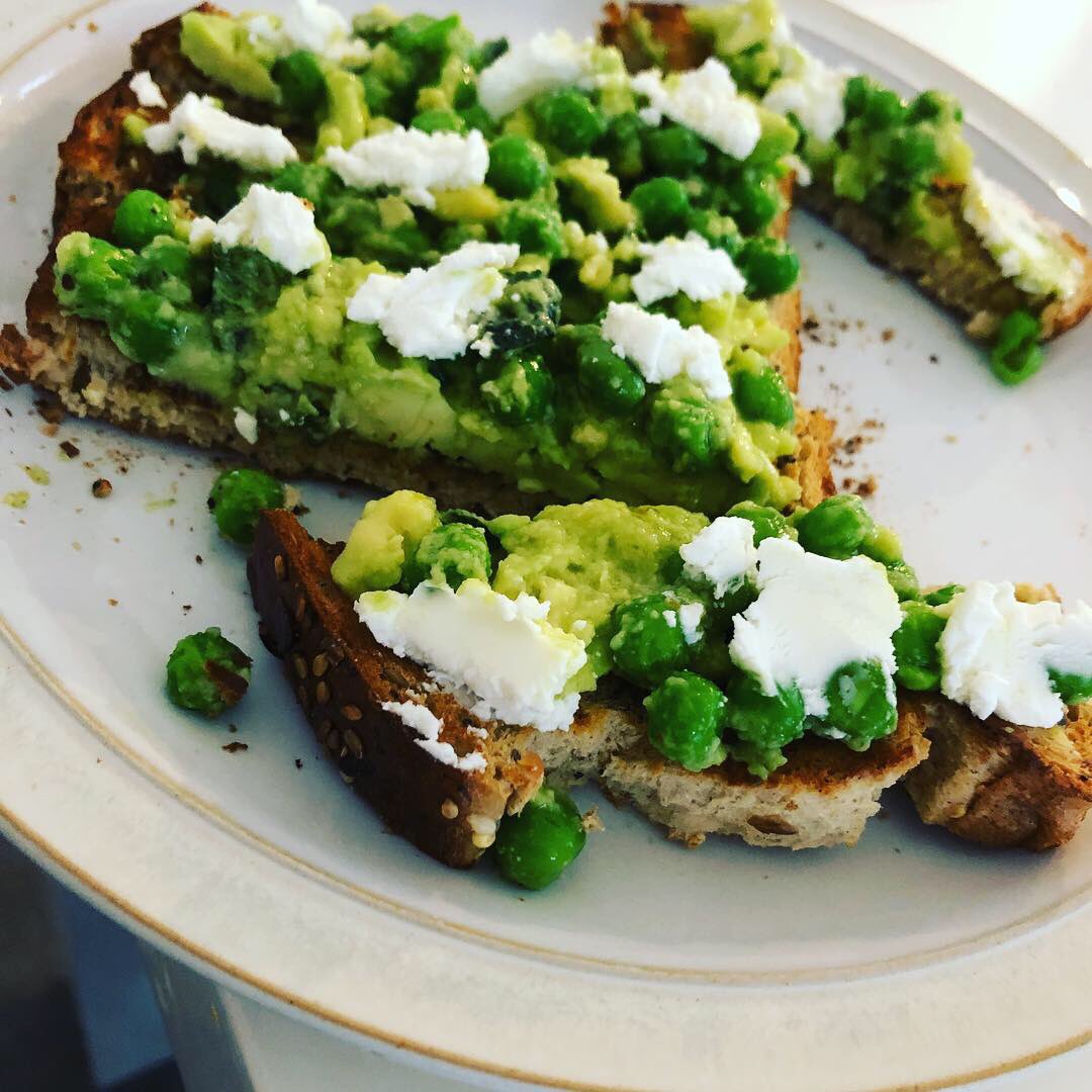 Although the phrase  #babyledweaning sometimes is overused/ glorified/ trendy- I truely believe in #fingerfoods and encouraging #selffeeding - avo,peas,mint and cheese on toast - #delicous for everyone #paedsRD