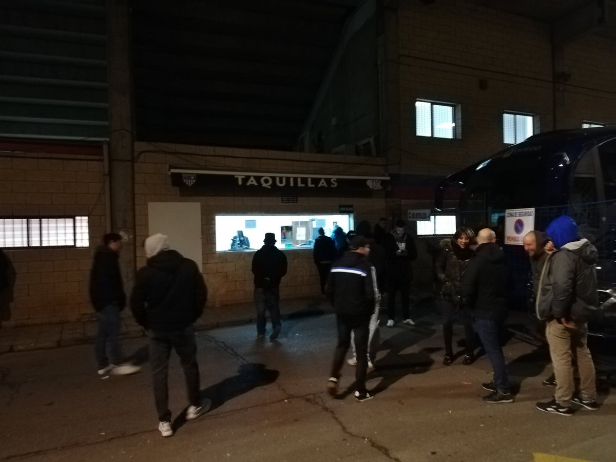 Symmachiarii94's tweet photo. Pasada la primera media hora del partido, el @EXT_UD se niega a vendernos entradas, pese a que se haya enviado el listado de entradas solicitadas y nos hayamos presentado en las taquillas con nuestro DNI https://t.co/zftxq1LjW1
