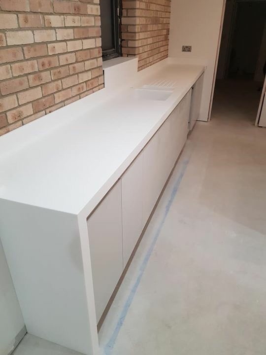 HawdonSurfaces's tweet image. CHUNKY 60mm thick bright white Staron 😀
Rebated for LED lights underneath.💡
SEAMLESS sinks going higher into the window sill🤩

⭐Info@Hawdonworksurfaces.com 
⭐07848869222
⭐HawdonWorkSurfaces.com

#HawdonWorkSurfaces #Bespoke #Luxury #Seamless #SolidSurface  #Staron