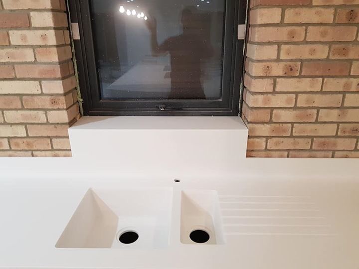 HawdonSurfaces's tweet image. CHUNKY 60mm thick bright white Staron 😀
Rebated for LED lights underneath.💡
SEAMLESS sinks going higher into the window sill🤩

⭐Info@Hawdonworksurfaces.com 
⭐07848869222
⭐HawdonWorkSurfaces.com

#HawdonWorkSurfaces #Bespoke #Luxury #Seamless #SolidSurface  #Staron