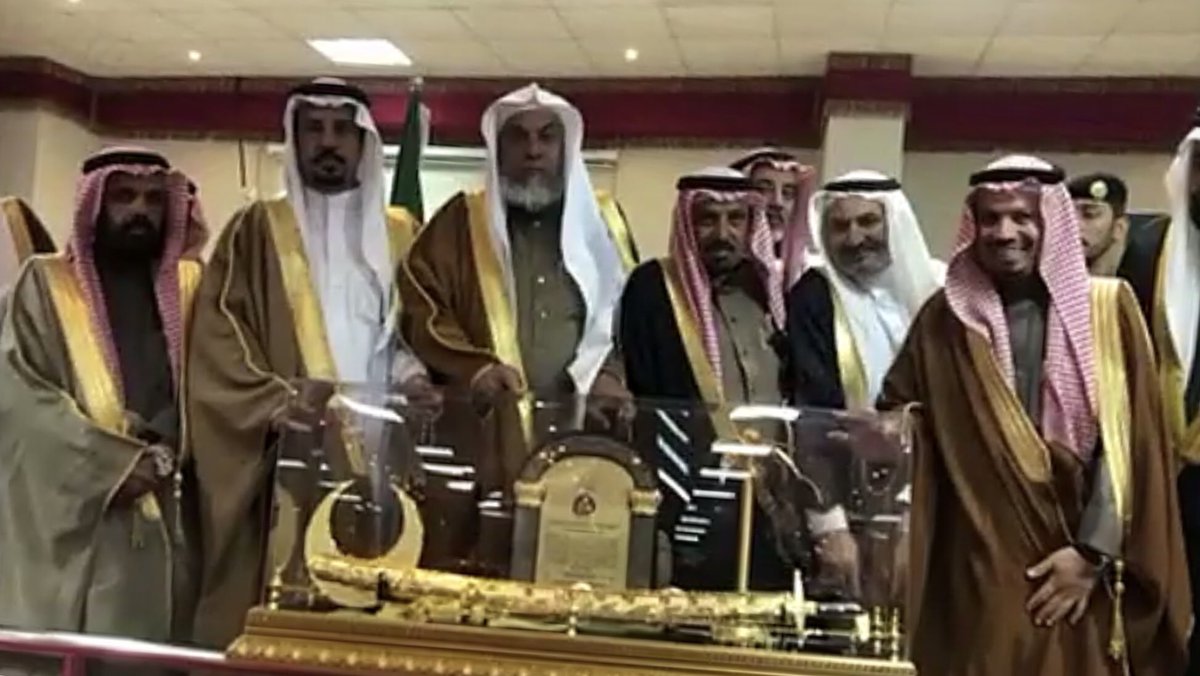 اقام مشائخ واعيان محافظة ميسان حفل تكريم لسعادة محافظ ميسان قدمة خلاله الهدايا لسعادتة وتناول الجميع وجبة الغداء يستاهل ابا خالد وشكراًللمشائخ والاعيان هذاالتكريم