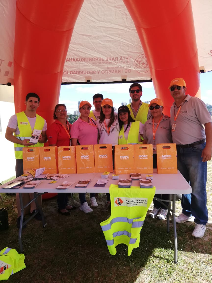 mopcparaguay's tweet photo. Hasta las 19:00 estamos en la Costanera de Asunción, apoyando la campaña #VeranoSeguroPy con la @antsv_py. A veces es mejor tener la cabeza dura, usa siempre casco. https://t.co/TJOERg3xtG