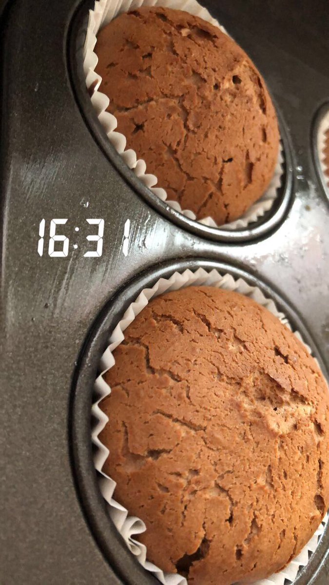 Msce___'s tweet photo. Bon pour ces petit gâteau il vous faut : 100G de farine / 175G de nutella / 3 œuf  préchauffé et cuire à 180*C au four pendant 23/30min ❤️ https://t.co/G1nTPxp6Mr