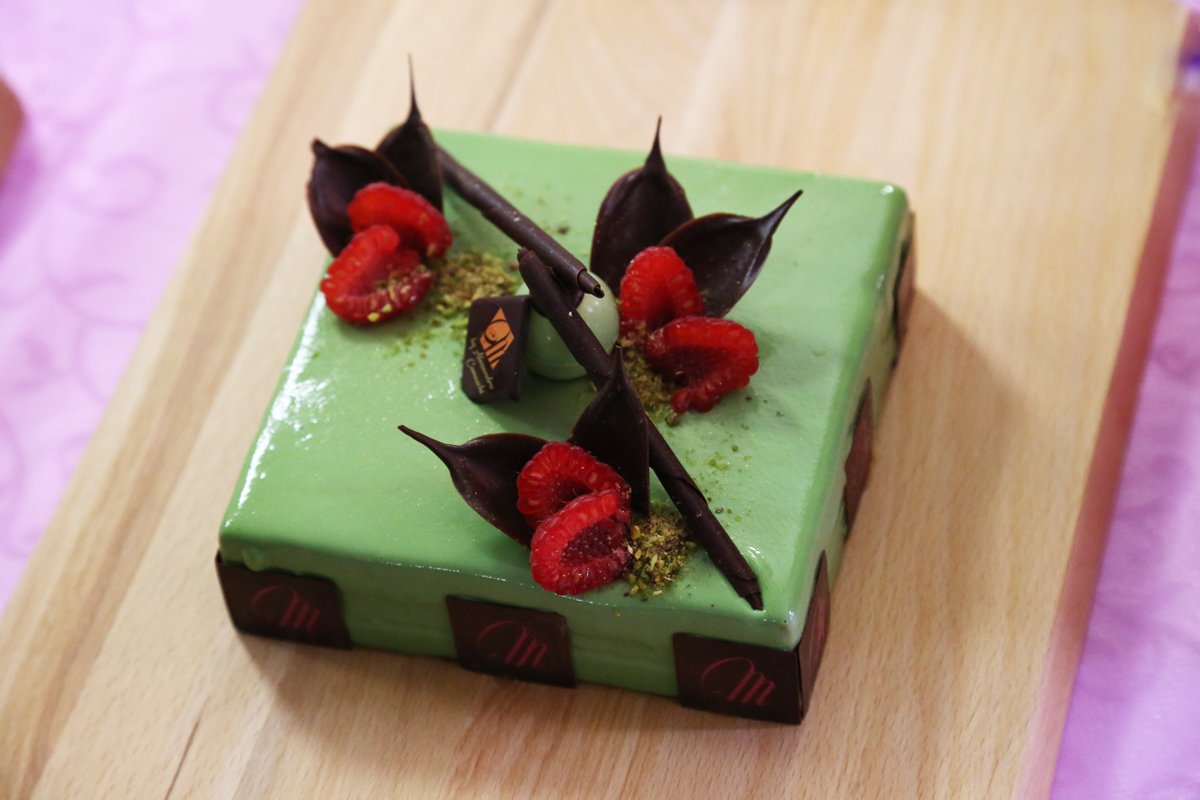 Sontuosa, ricca. Ho creato Alexander con gli ingredienti che amo di più: pistacchio, cacao e lamponi.
#pastrychef #cakedesign #cakedesigner #pastrydesign #pastrydesigner #pasticcere #pistacchio #cacao #lamponi