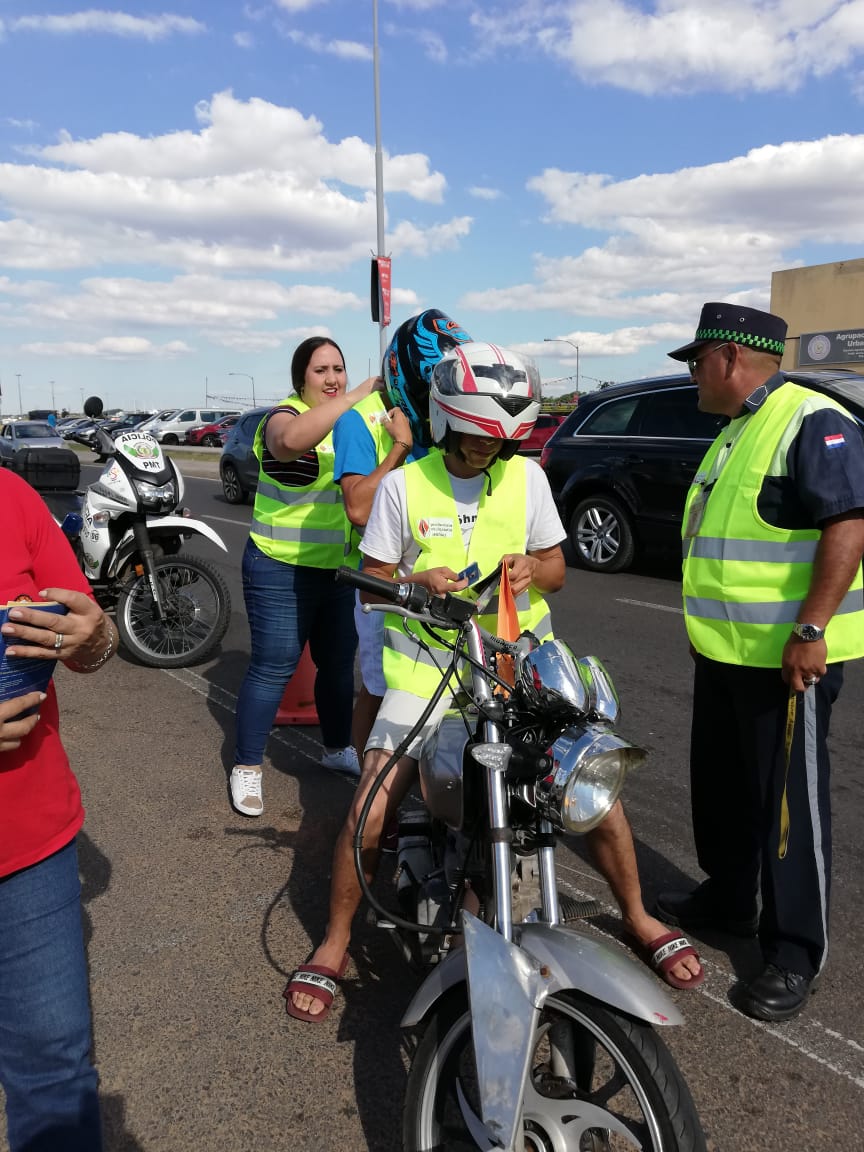 antsv_py's tweet photo. Ya estamos en la Costanera de Asunción, hasta las 19h con materiales educativos de seguridad vial y chalecos para motociclistas y ciclistas! Te esperamos! #VeranoSeguroPy https://t.co/DBXuTCqH4M