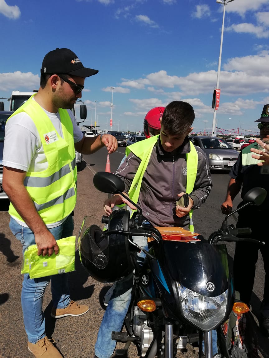 antsv_py's tweet photo. Ya estamos en la Costanera de Asunción, hasta las 19h con materiales educativos de seguridad vial y chalecos para motociclistas y ciclistas! Te esperamos! #VeranoSeguroPy https://t.co/DBXuTCqH4M