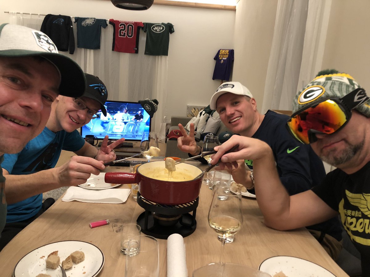 SinusMedii's tweet photo. Erst Skifahren, dann Fondue und NFL, der perfekte Sonntag! Grüsse aus der Schweiz 🇨🇭und herzlichen Dank für jeden verdammten Sonntag 🏈😊 #rannfl #rannflsüchtig @Icke41 https://t.co/s6yLtq4Dt4