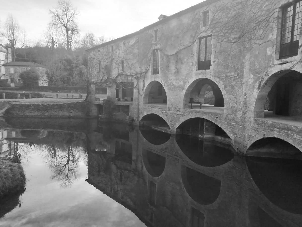 BooksWhen's tweet image. Petite promenade entre mes deux pays ! Quel bonheur de retrouver #lemoulindeloubens en plein hivers 💜