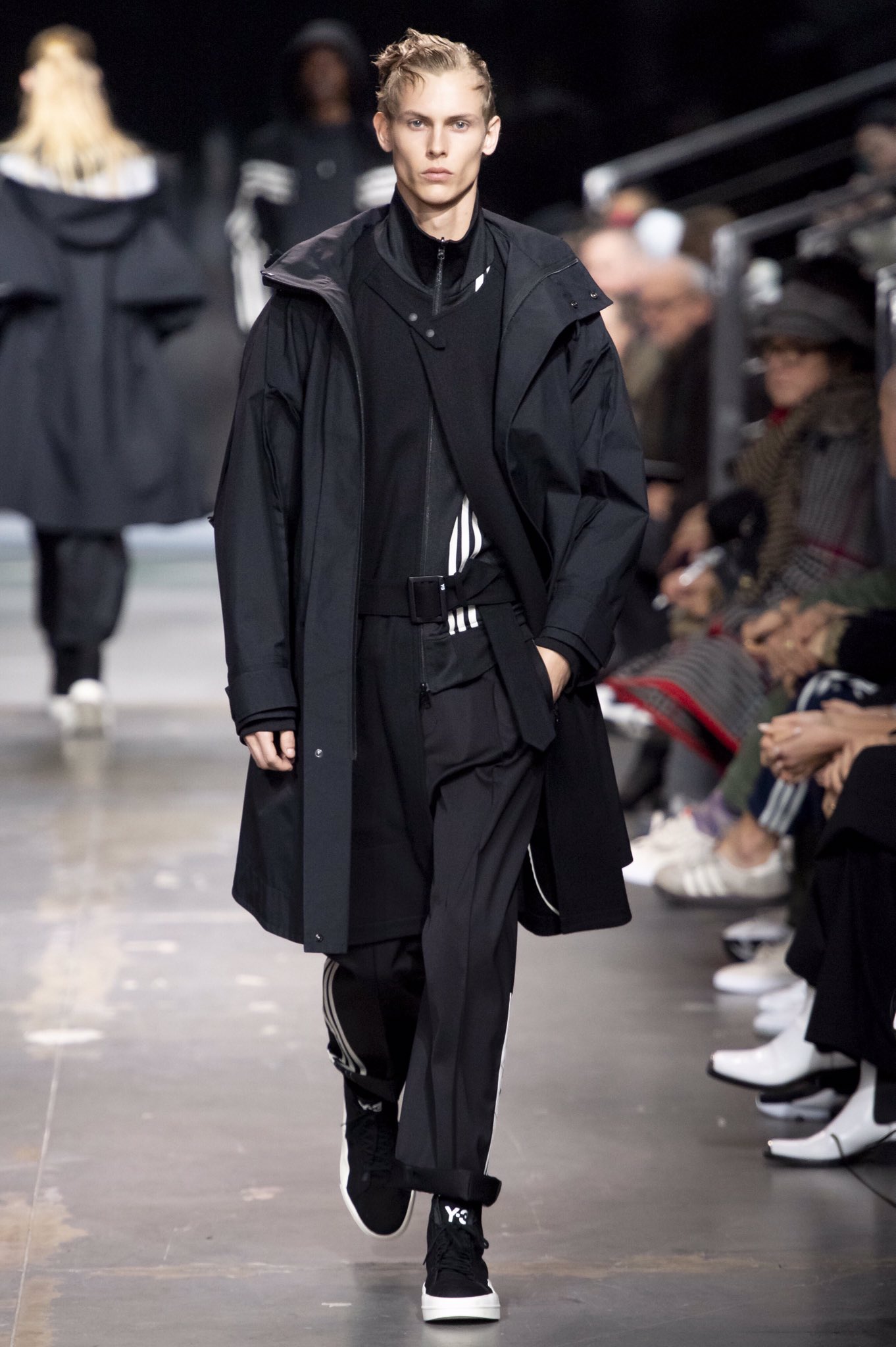 Shigeaki Arai Y 3 19aw 山本耀司のdna クラシック が良い意味で薄まり スポーツとシティが全面に押し出され そこにトラッドがほのかに混ざり Y 3に新鮮な変化が生まれた 都会で着られるモードなスポーツウェアの誕生 やはり今 山本耀司のセンスを