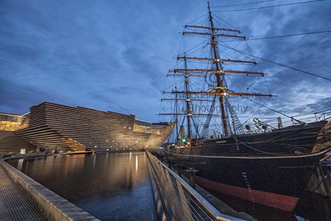 Dundee Waterfront looking mighty fine in #bluehour V and A Museum of Design and #RRSDiscovery proving a strong combination @DDWaterfront @VADundee #kengokuma @DiscoveryDundee @VisitDundee1 @VisitScotland #photography #magdalengreen @dundeecity