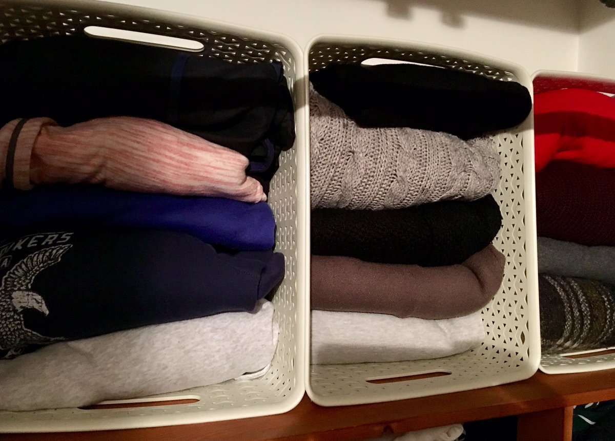 haretoorganise1's tweet photo. This is a really good way to store bulky items on a large shelf without everything falling over when you only want to grab a jumper! #professionalorganiser #apdo #declutter #organise #tesco #curver #storage #everythinginitsplace #WardrobeClearance #declutterandorganise https://t.co/Lc7swoaqLr