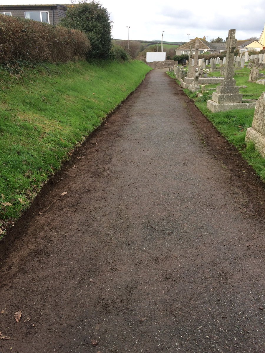 Porthleven Environment Group have finished day three of the cemetery fitness workout! Who needs gym membership?
Hoes, spades, brooms and wheelbarrows... And a lot of laughter!