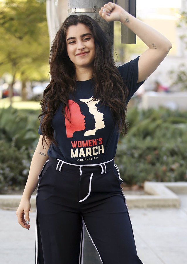 haiercabelloGo's tweet photo. SOU APAIXONADA P CARALHO NA LAUR MEU DEUS Q MULHER 💛💛💛 https://t.co/mjGG6cqL7b