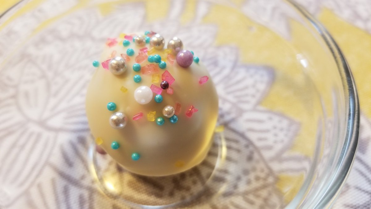 HyggeBake's tweet photo. #Snowday baking! Lemon ginger cake balls with #fancysprinkles https://t.co/zP2hjTBx7w