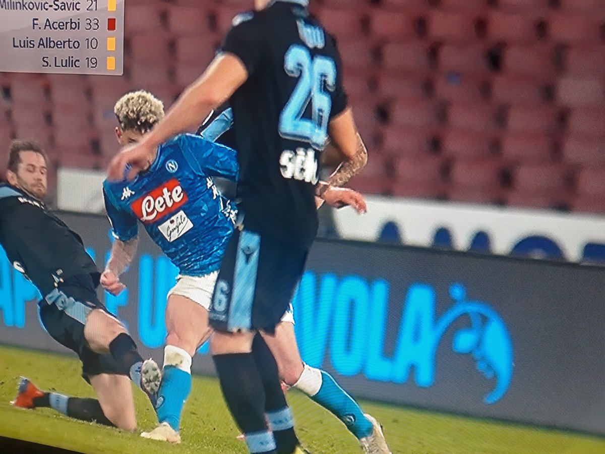 Davvero fatico a vedere una differenza tra il fallo (e il rosso) a #Kessie in #JuventusMilan e questo fallo di #Lulic (giallo) in #NapoliLazio. Anzi no, la differenza è che c'era di mezzo la #Juventus. #Milan #weareacmilan