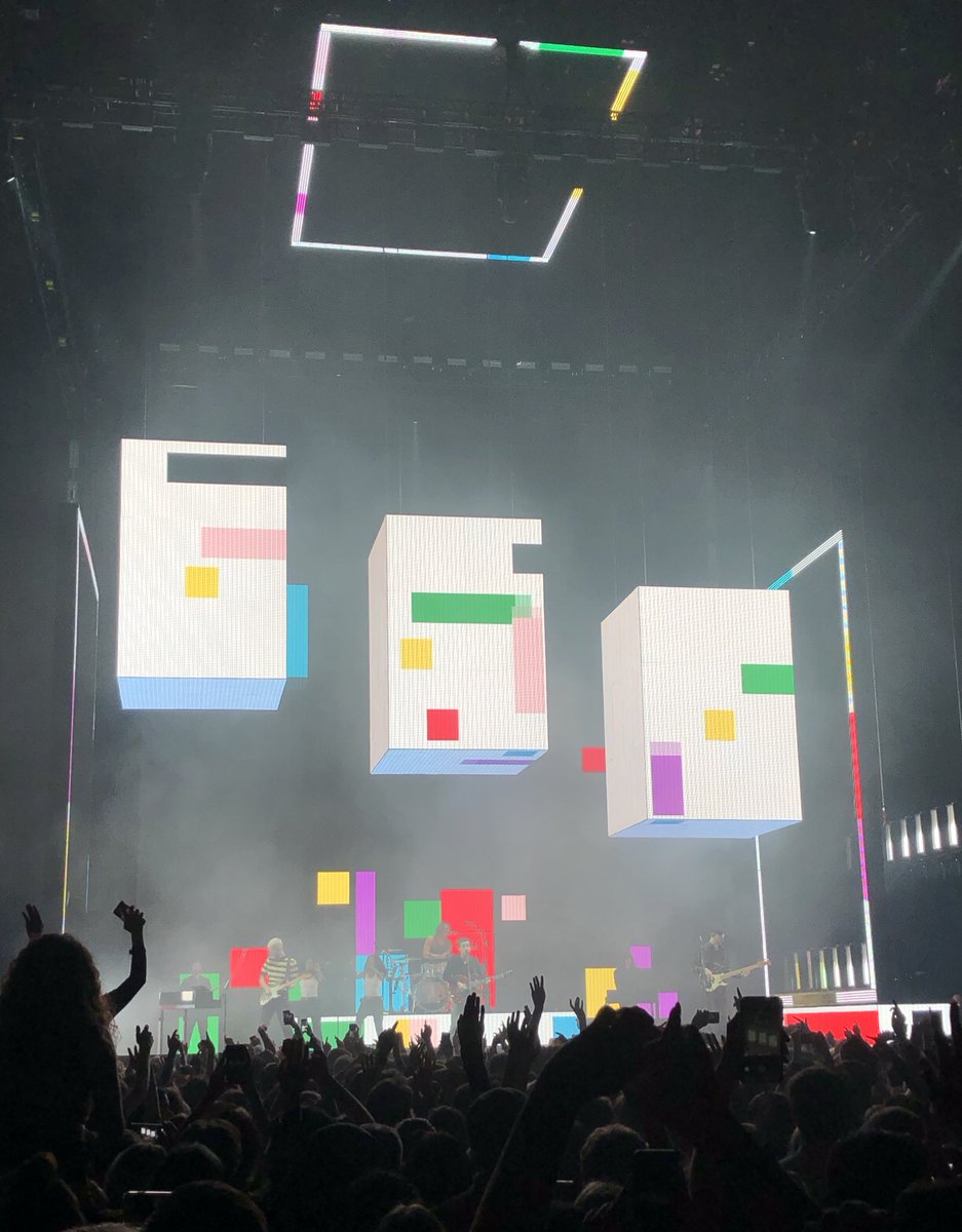 willavrili's tweet photo. @the1975 @Truman_Black LOVE 
The visuals were silly good last night! #The1975 #the1975tour https://t.co/4JerGhAhRZ