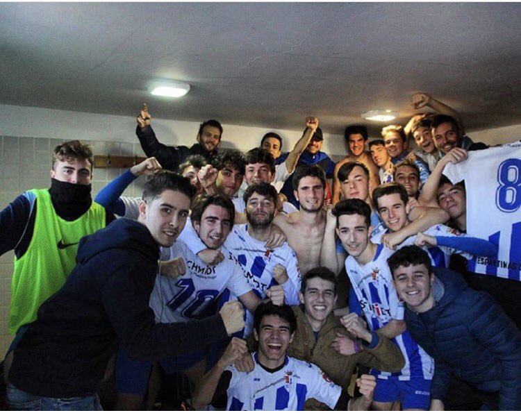 Espartinascf's tweet photo. Temporada espectacular hasta el momento la de nuestro equipo Juvenil. 
Ayer recuperó el liderato en Bollullos con su victoria 1-3 frente al San Martín con un hat-trick de #Galvez.

#VamosMiEspartinas 🔵⚪️ https://t.co/m1ZQ6bf7Vn