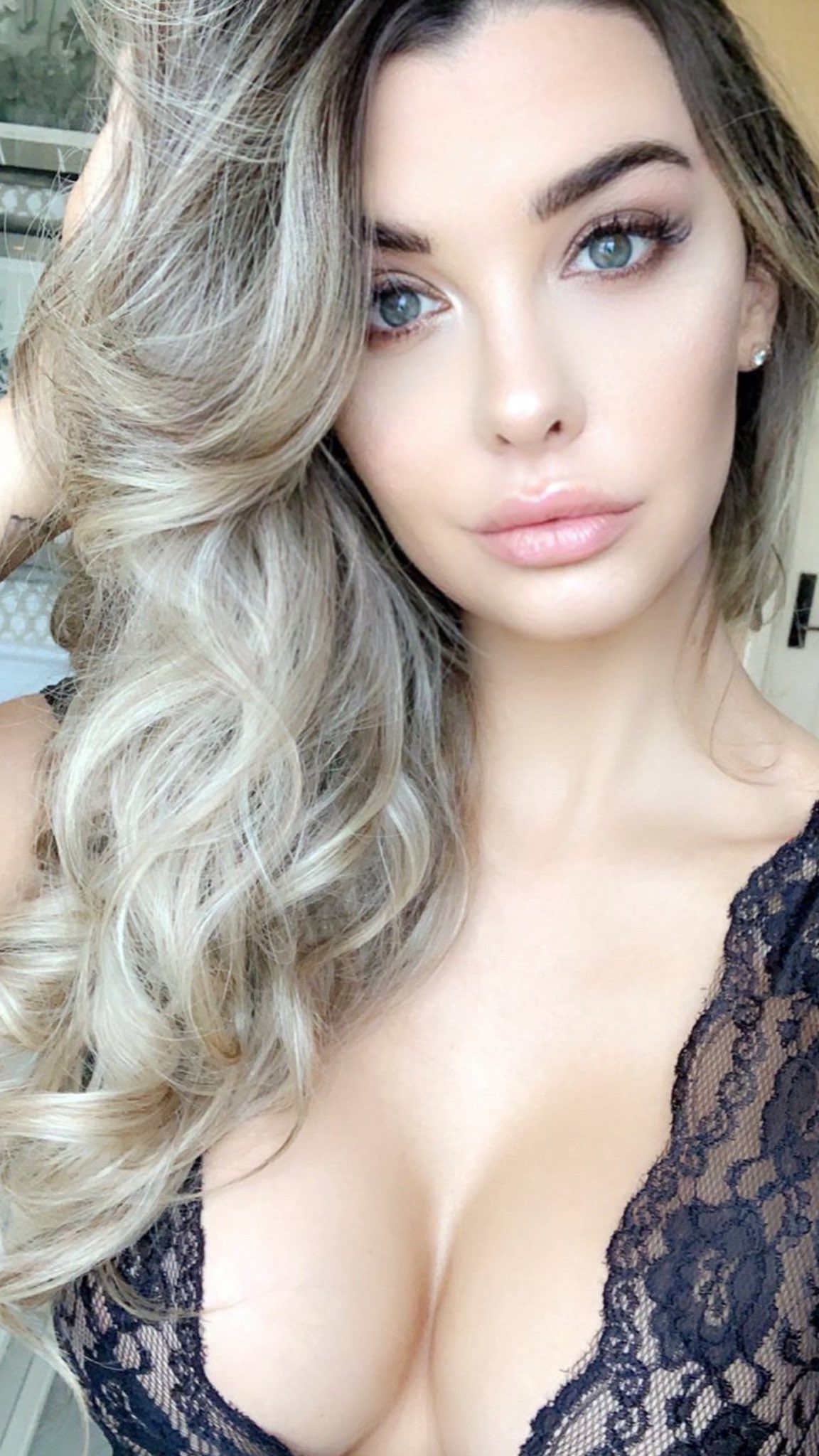 Emily Sears Twitterissä.