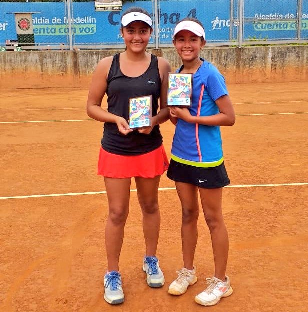 lattenis's tweet photo. Termino Torneo @fedecoltenis #Grado4 en C El Bosque. Resultados: 
14 fem: 1 M. Higuita ANT; 2 S. Quintero ANT
12 masc: 1. K Forero NOR; 2. J Bolívar ANT
14 masc: 1. M Montoya ANT; J Valencia ANT 
16 masc: 1. D Vélez ANT; A Uribe ANT #TorneosLattenis #TeEntrenamosParaGanar por https://t.co/dMKZFtnS2x