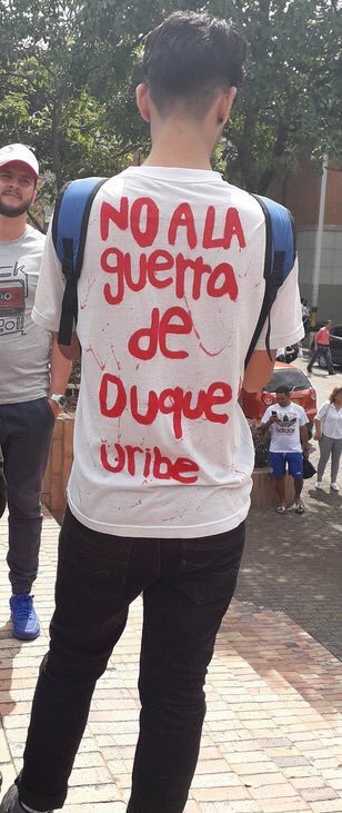 petrogustavo's tweet photo. No más guerra en Colombia. 

Es hablando como se entienden los seres humanos.

Siempre será mejor el libro que el fusil y la sociedad colombiana lo está demostrando.

 #NoALaGuerraDeDuqueUribe https://t.co/IAZ6SBrvbS