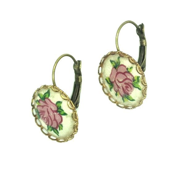 #elegant #chic #exquisite #adorable #giftsforwomen #jewellerygift #cadeaufemme #cadeaufille #cadeaubijou #etsycanada #etsyfrance #etsyVintage #roseearrings #vintageflowerearrings#best #gifts #forflowerlovers #cutesmallearrings#womensjewelry