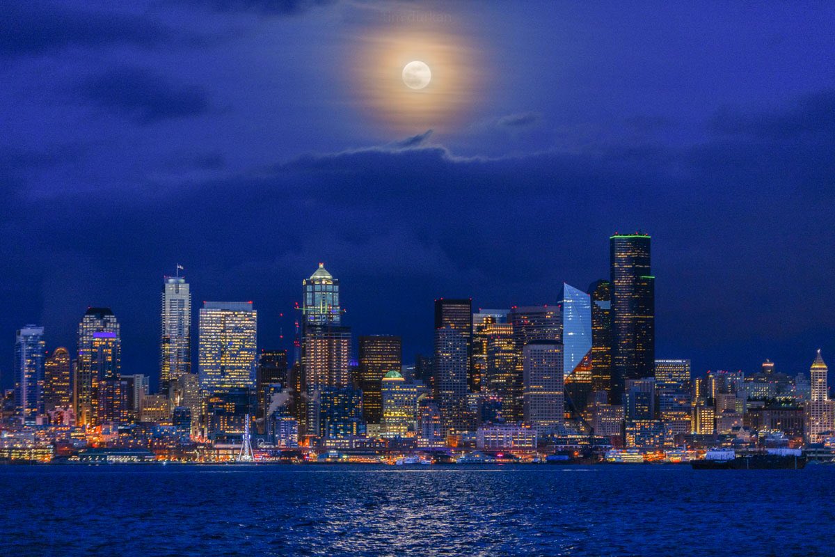 timdurkan's tweet image. Tonight’s Full Moon rising over Seattle was AWESOME #SuperMoon #Wolfmoon
