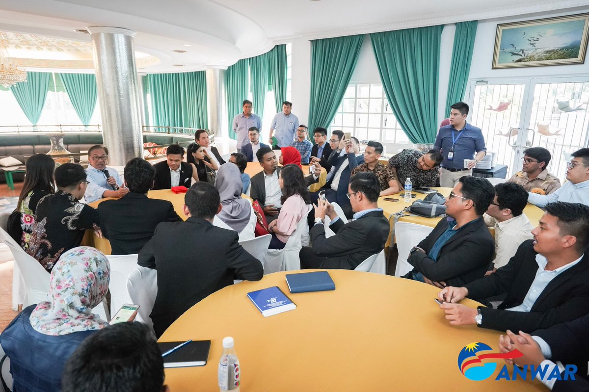 anwaribrahim's tweet photo. I enjoy meeting future leaders - I not only share my experiences but get to listen to the issues close to their hearts.
With the Perdana Fellows, they are learning how complicated governing is. InsyaAllah they will come out all the wiser, like many in @PFellowsAlumni https://t.co/MEfcaHZBnS
