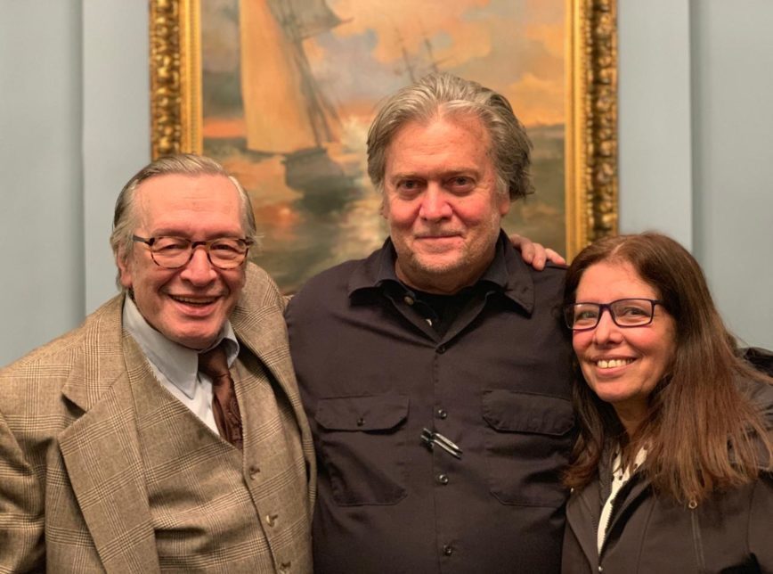 Poder360's tweet photo. Ex-estrategista de Trump, Steve Bannon reúne-se com Olavo de Carvalho nos EUA. https://t.co/xvnSmhKx1F #Mundo360 https://t.co/JHiL4YWXfv
