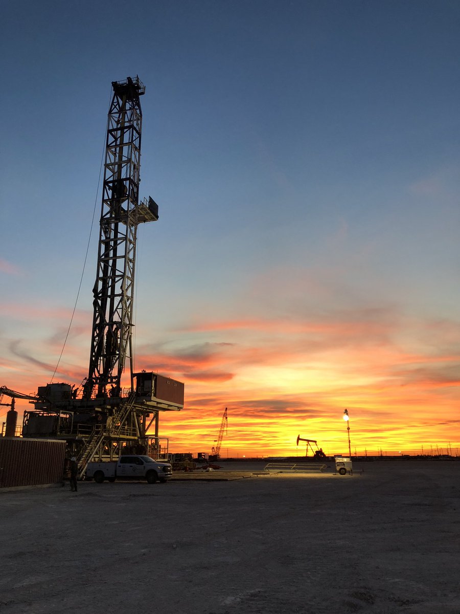 gregchevy52's tweet photo. West Texas sunsets #rigmoving #crane #operater https://t.co/86F12xsjg1
