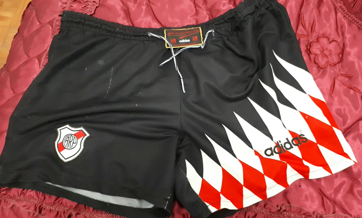 JuanDirr's tweet image. Para el #ShortChallenge creo que tengo una de las mejores reliquias gallinaceas. Tiene tantas batallas que ya perdí la cuenta