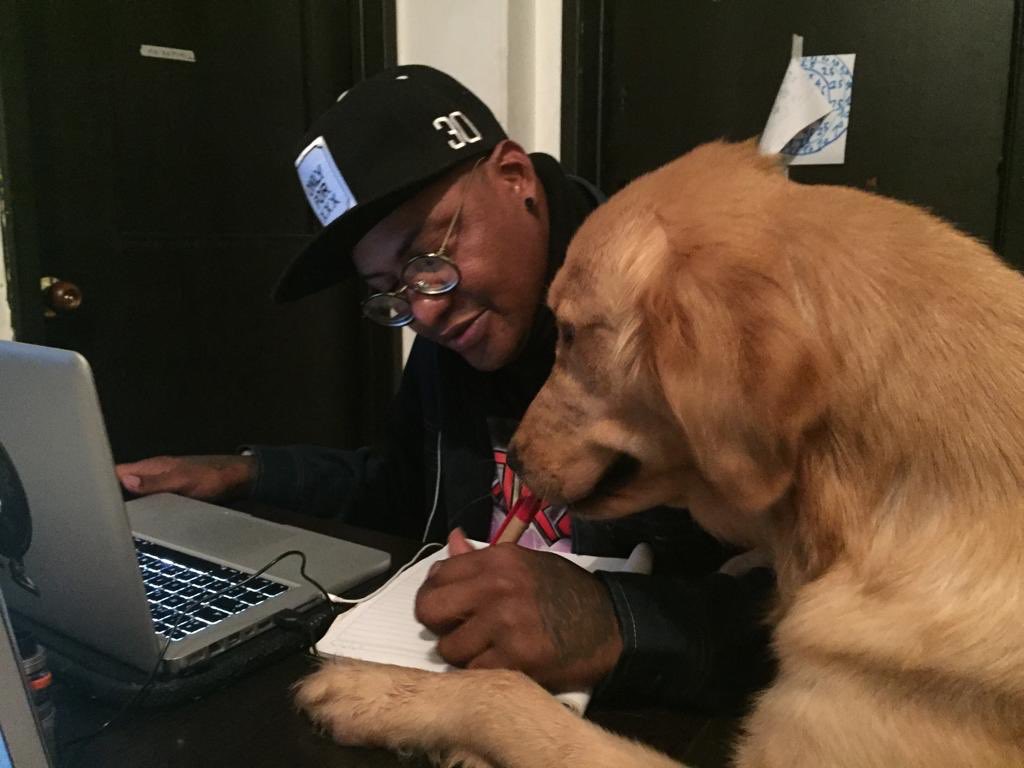 jhon_primera's tweet photo. 🎙Yo no podría componer igual sin mi asistente, la de las ideas📝#goldenretriever Feliz domingo para ustedes mi gente 🙌🏻 https://t.co/xgV7ut2mR4