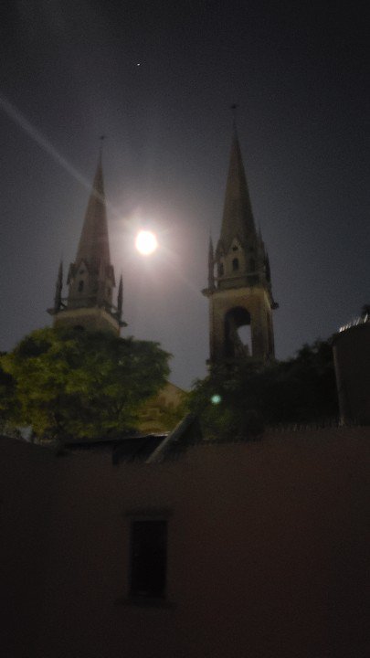 pablosantamaria's tweet photo. #FenómenosTN desde el barrio de Belgrano así se la ve a ella, la reina de este show. https://t.co/4wSW3Q5hkP