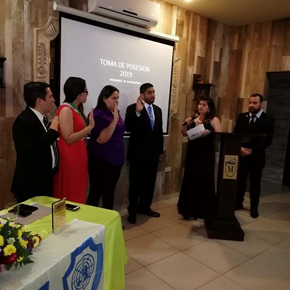 jcimerendon's tweet photo. #JCIMERENDON llevó a cabo la Toma de Posesión de la Junta Directiva 2019.
Agradecemos a los miembros de la Junta Directiva nacional, medios de comunicación e invitados especiales por acompañarnos.
#inspirandopasiónycambio
#JCIInspireleaders
#inspirechanges https://t.co/iOtFXmJAM0