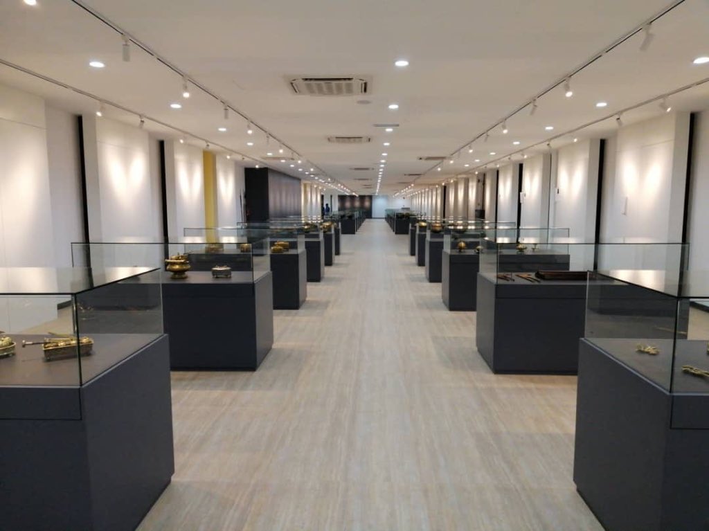 ArkitekJKRJohor's tweet photo. Majlis penyampaian sijil siap kerja dengan pencapaian 3 dalam 1 bagi projek cadangan kerja-kerja hiasan dalaman Muzium Kota Tinggi, Johor.Tahniah buat semua team JKR Johor, JKR Kota Tinggi &amp; team @ArkitekJKRJohor yg terlibat. @imranariffs @AdleenaIsma #TogetherWeDeliver https://t.co/Spd7Q8UlU9