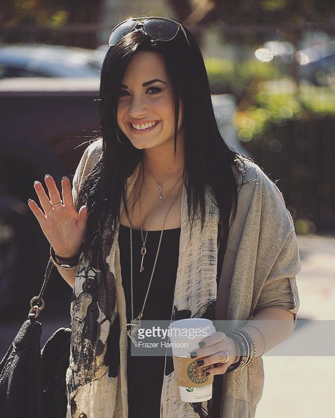 lovatzc's tweet photo. mais um lovatic day e eu apenas quero agradecer por saber que a Demi está viva, pela chance dela se levantar novamente. Eu tenho tanto orgulho pela guerreira que a Demi é, por ela jamais desistir e continuar sempre lutando, eu te amo tanto tanto tanto @ddlovato #HappyLovaticDay https://t.co/kU7JoKaDBg