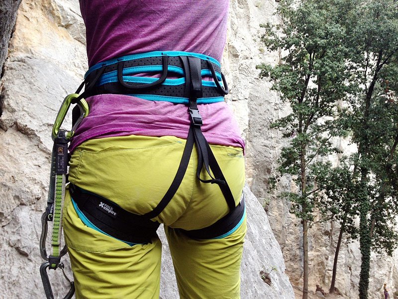 Der tschechische Hersteller Rock Empire hat bei dem Klettergurt Akatta den Hüftgurt zweigeteilt konstruiert, so dass der Gurt  über eine sehr komfortable und bequeme Auflagefläche von zehn Zentimetern am Rücken verfügt.
kletterarena.info/produkt_rockem…
#klettern #climbing #rockempire