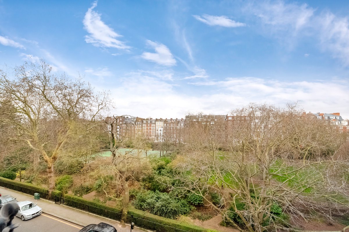 struttsloanest's tweet photo. || A charming, furnished, one bedroom flat on the third floor (with lift) of a beautiful stucco fronted building in Cadogan Place ||

https://t.co/3ojM9Jg0iE

#ToLet #LongLet #Bedroom #Bathroom #Knightsbridge #London #Lift https://t.co/eTANYMZsdr