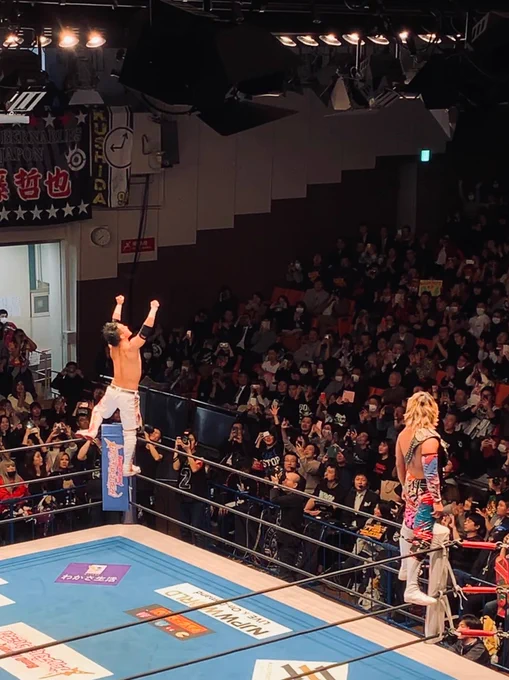 初めてバルコニーで見た。堪能した。またネーム頑張ろう。#njpw 