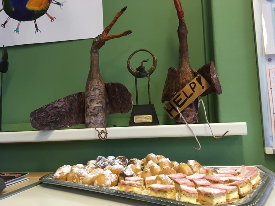 Samen werken, samen succes = samen vieren! 
Vanochtend hebben de kinderen van alle vier @GearhingOT7 scholen kunnen meegenieten van de Friese Onderwijsprijs die we wonnen met Greidhoeke goes Onderwijs! 
Traktatie én de bijzondere trofee aanschouwen... facebook.com/GreidhoekeOT7/…