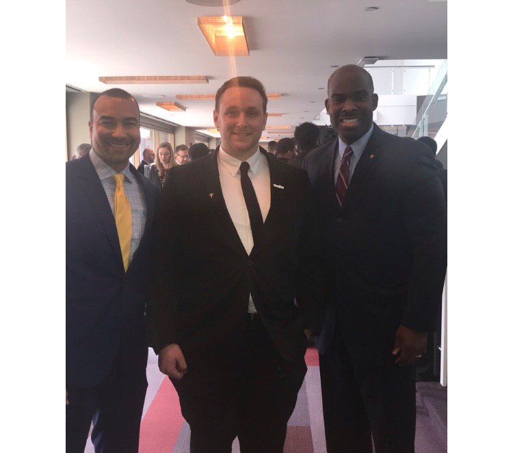 YearUpGP's tweet photo. What's our #MondayMorningMotivation? Partnerships! Our partners and supporters motivate us to work hard to close the Opportunity Divide in #Philly. Want to partner with Year Up and make an impact in the city? DM us to learn more! #yearup #yearupgp #yearupgraduation 💯💯💯 https://t.co/dLZNLk50pw