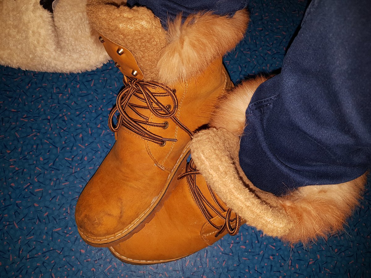 KrolowaC's tweet image. Comme une envie de piétiner vos couilles sous mes grosses bottes