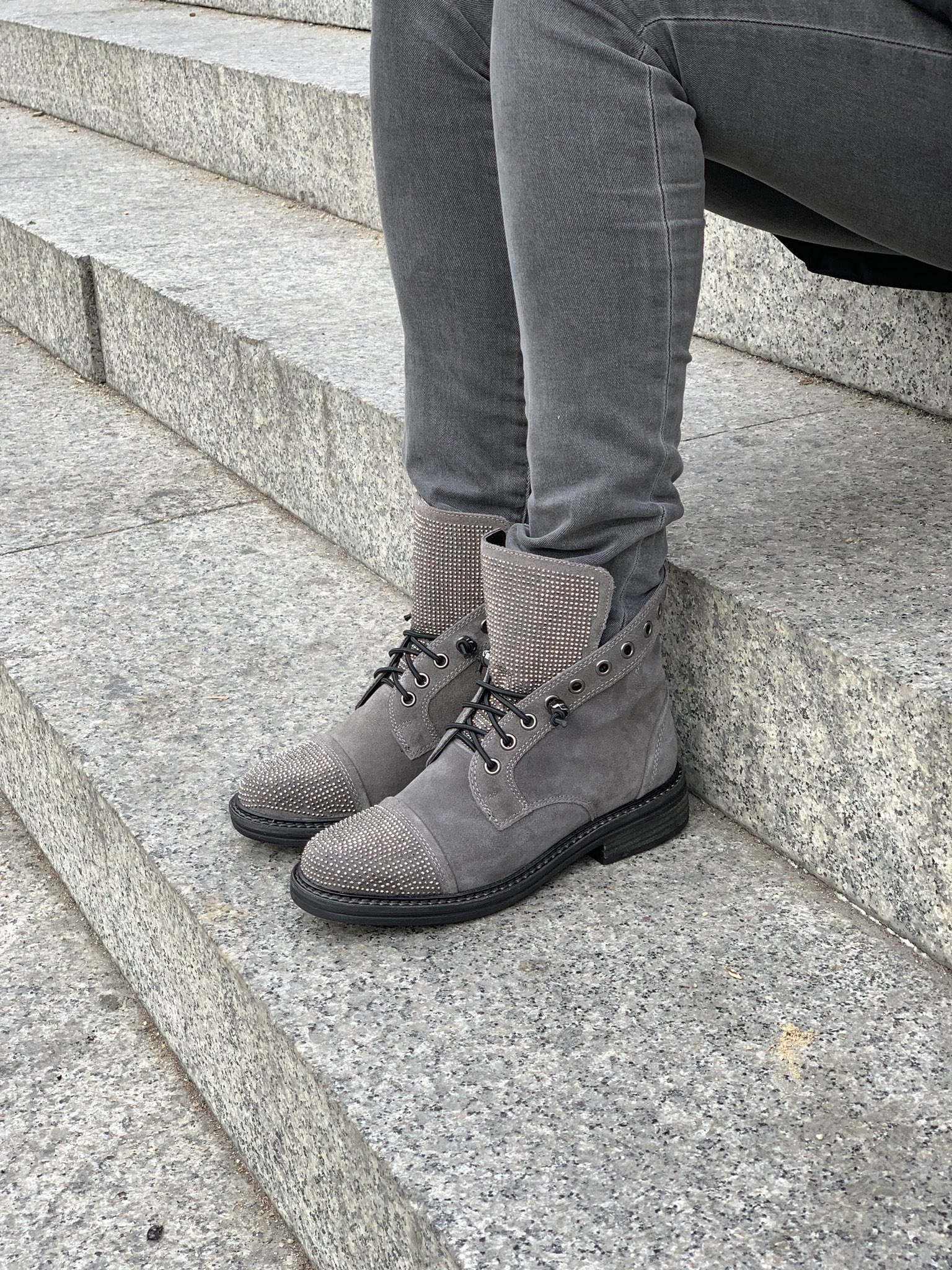 Bravo Java on Twitter: "Pasión por el brilli-brilli💫✨ 👉https://t.co/Kb54i14rGW Botín biker en ante gris con lengüeta y puntera brillante. #tendencias #biker #strass @ALMAENPENASHOES / Twitter