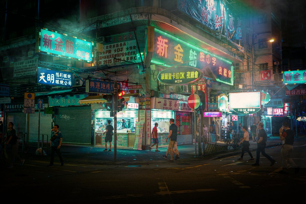 agkdesign's tweet photo. Street Level // Hong Kong
#cyberpunk #neon #asia #hongkong #bladerunner https://t.co/wVUcRxgxJh