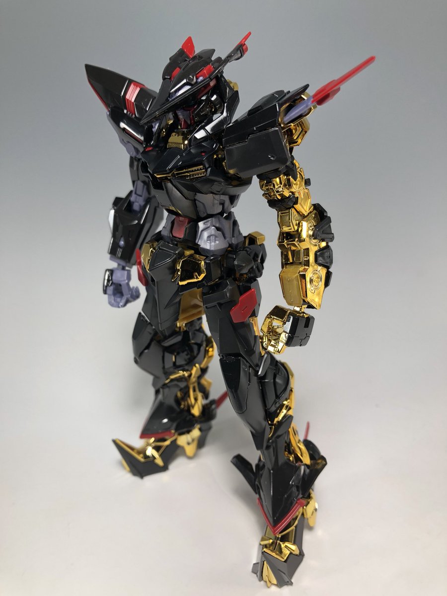 デンデロ Rg ガンダムアストレイゴールドフレーム天ミナ スペシャルコーティング 取り敢えず本体だけ組みました インジェクションフレーム以外の金色部分はゴールドメッキになっていて 一部グロス仕様の黒パーツとベストマッチ