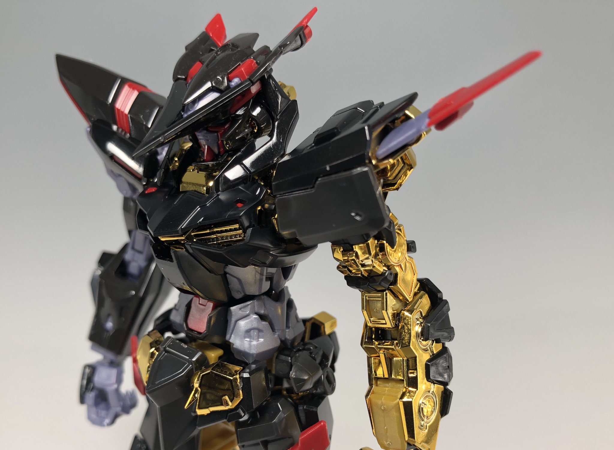 デンデロ Rg ガンダムアストレイゴールドフレーム天ミナ スペシャルコーティング 取り敢えず本体だけ組みました インジェクションフレーム以外の金色部分はゴールドメッキになっていて 一部グロス仕様の黒パーツとベストマッチ T Co