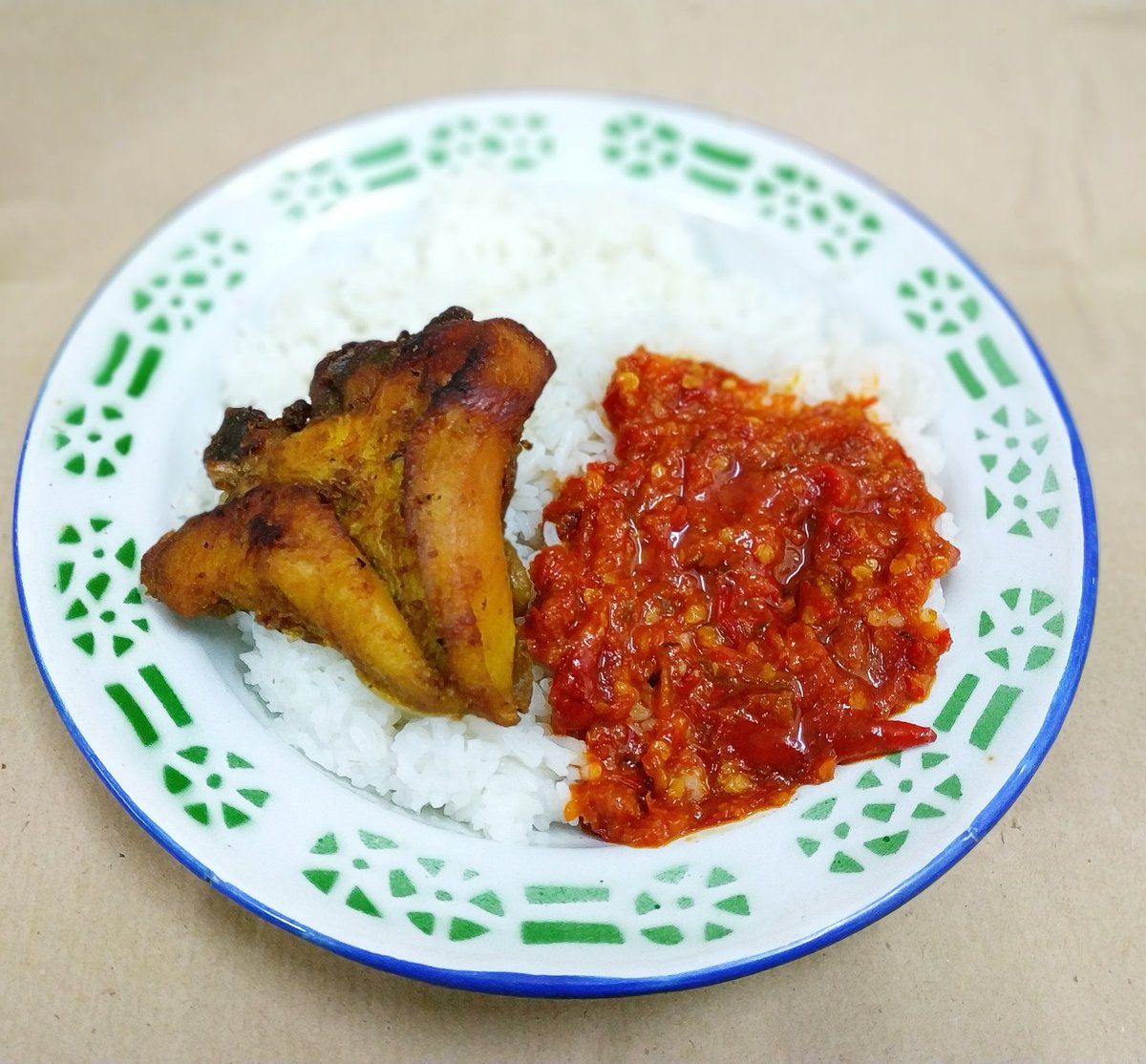 dhado83's tweet image. Dik Ndari, 
Semua yang ada kamu-nya itu selalu cihuiii :) 

#masmu_paijo #sambalterasi #ayambacemgoreng