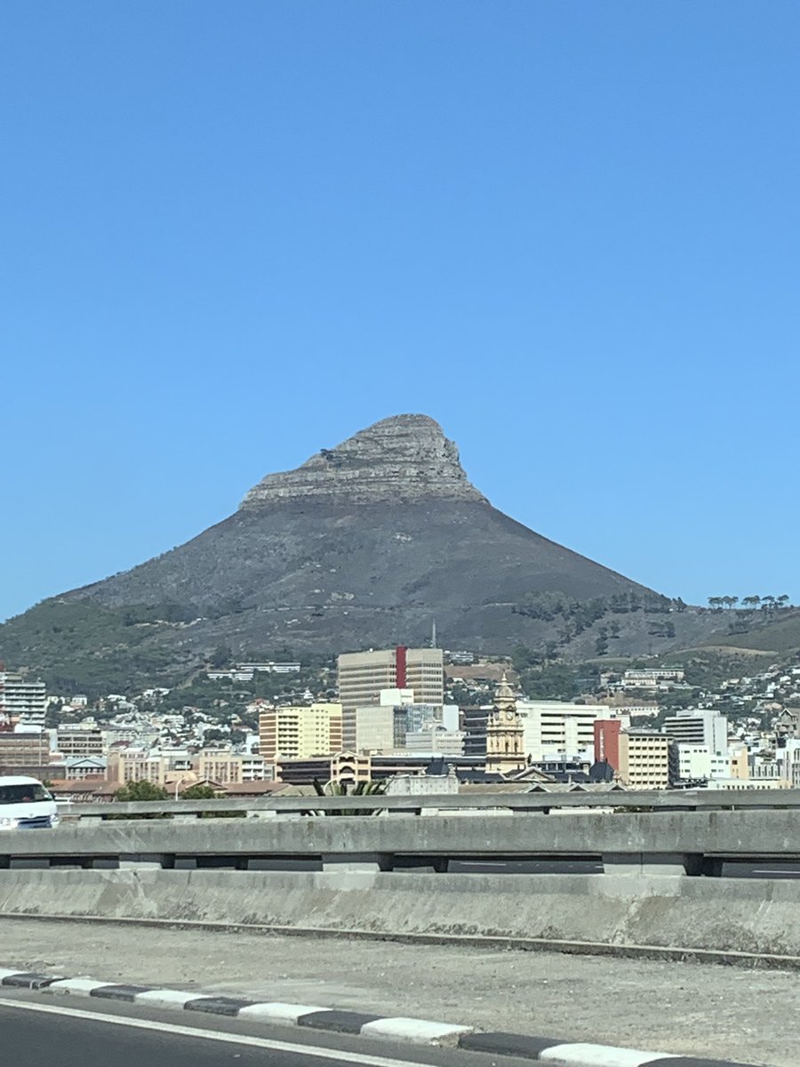 aleygilmore's tweet photo. 10:30am update on #LionsHeadFire #KloofNekFire https://t.co/vfUDPmkwlX