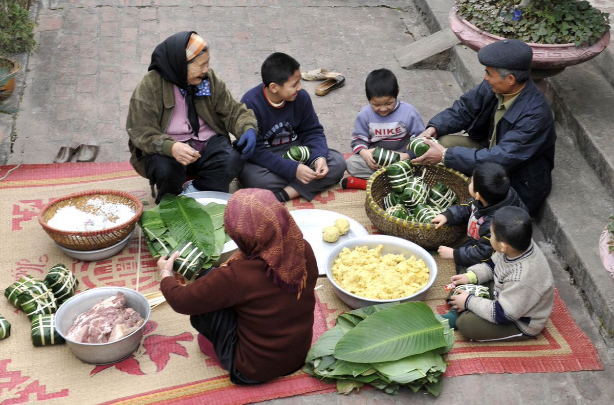 Gather to make Tet cake 😍😍😍
#people  #nature  #pure  #landscape  #beauty  #travel #Vietnamese #Vietnobletours